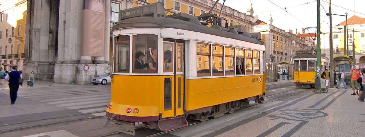 Tranvía en la Plaza del Comercio de Lisboa